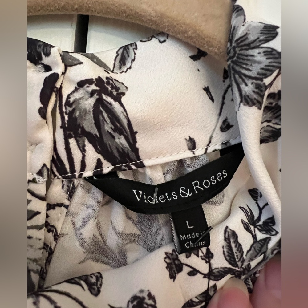 Violets & Roses Black and White Floral Sleeveless Blouse NWT Size L - Picture 2 of 8